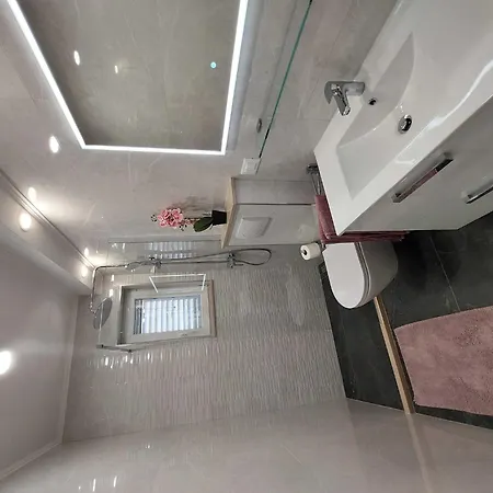 Stella - Three-bedroom With Balcony And Terrace