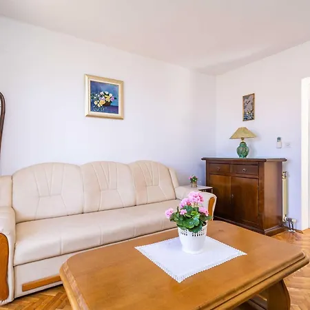 Stella - Three-bedroom With Balcony And Terrace Apartment