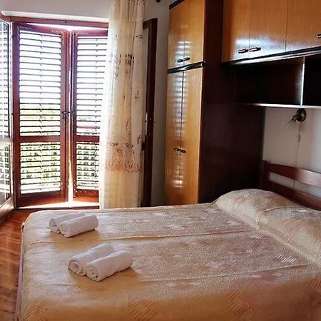 Stella - Three-bedroom With Balcony And Terrace