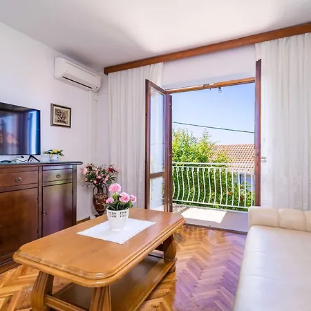 Stella - Three-bedroom With Balcony And Terrace Apartment *
