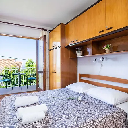 Stella - Three-bedroom With Balcony And Terrace Apartmán