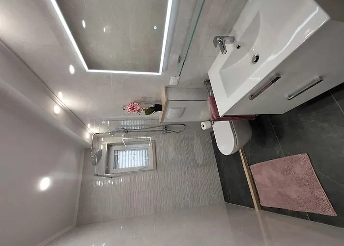 Stella - Three-bedroom With Balcony And Terrace